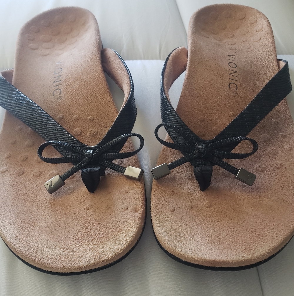 Vionic Black and Tan Thong Sandals